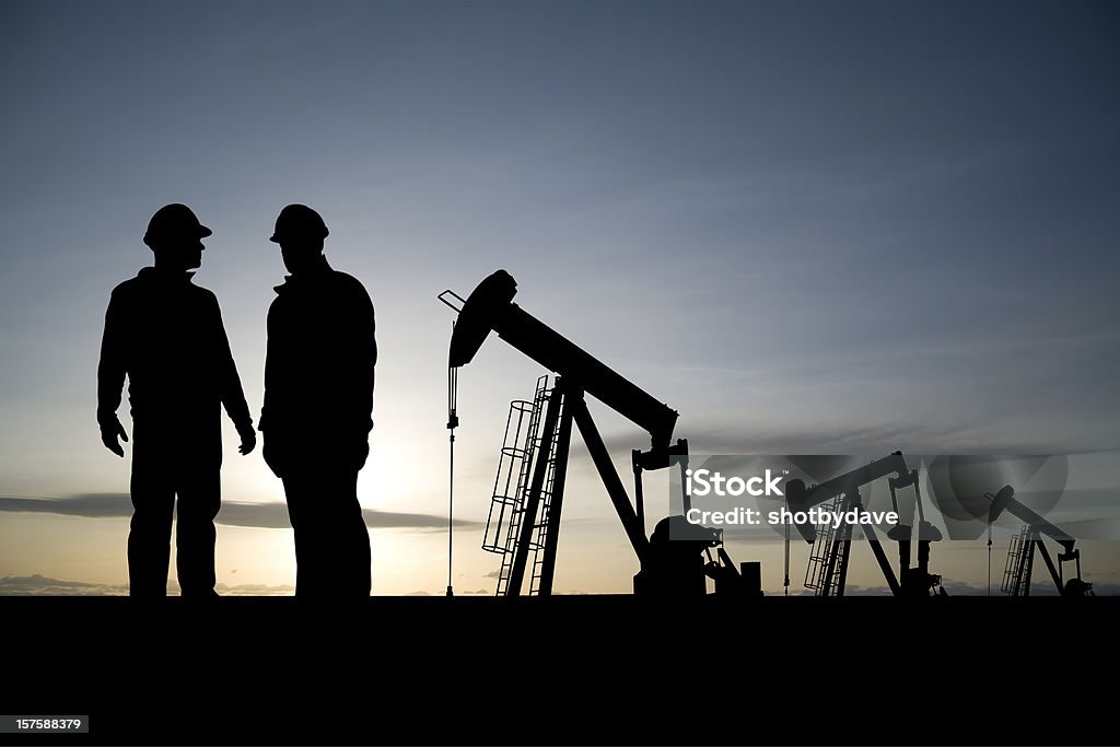 Lavoratori in un campo petrolifero - Foto stock royalty-free di Geologo