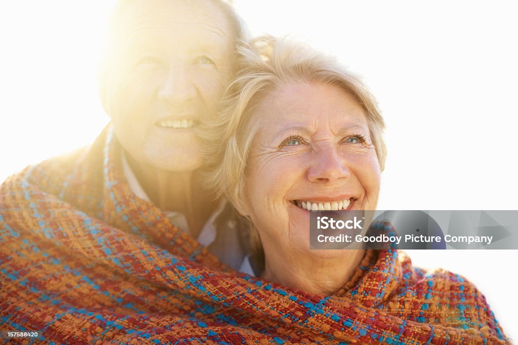 Joli couple souriant enveloppé dans un châle - Photo de Adulte libre de droits