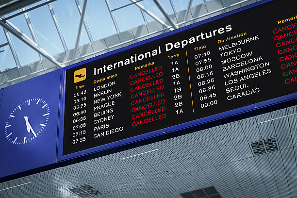 tous les vols annulé - arrival airport arrival departure board sign photos et images de collection