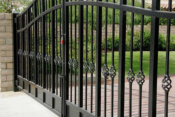 amplio residencial de puertas de seguridad - metal gates fotografías e imágenes de stock