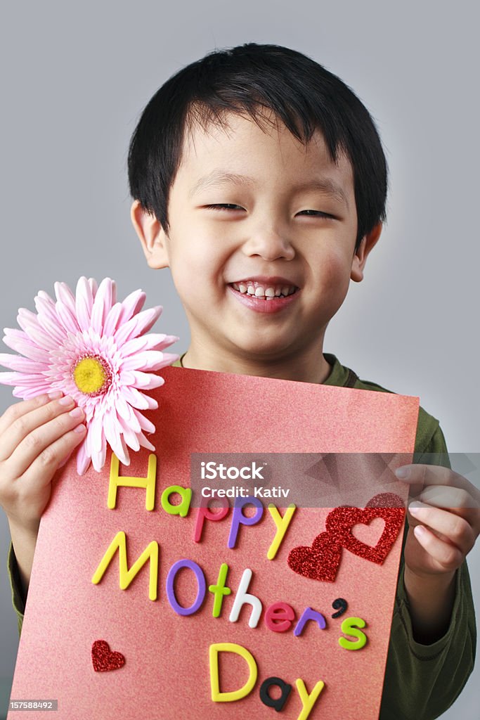Милый мальчик с День матери карточка - Стоковые фото 4-5 лет роялти-фри