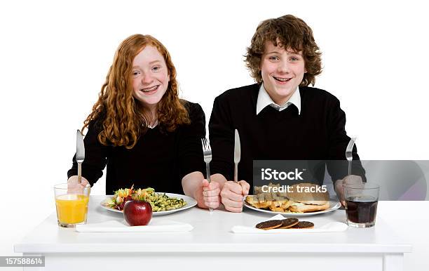 Foto de Início Teen Os Alunos Merenda Escolar e mais fotos de stock de Comer - Comer, Adolescente, Meninos