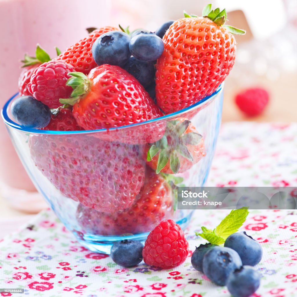 Prato com frutas vermelhas frescas - Foto de stock de Baga - Fruta royalty-free