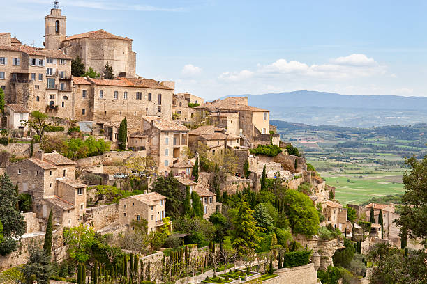 gordes, provenza, francia, spring valley del luberon - provenza alpi costa azzurra foto e immagini stock