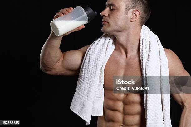 Foto de Homem Musculoso Bonito Com Proteínas Shake e mais fotos de stock de Musculoso - Musculoso, Homens, Leite