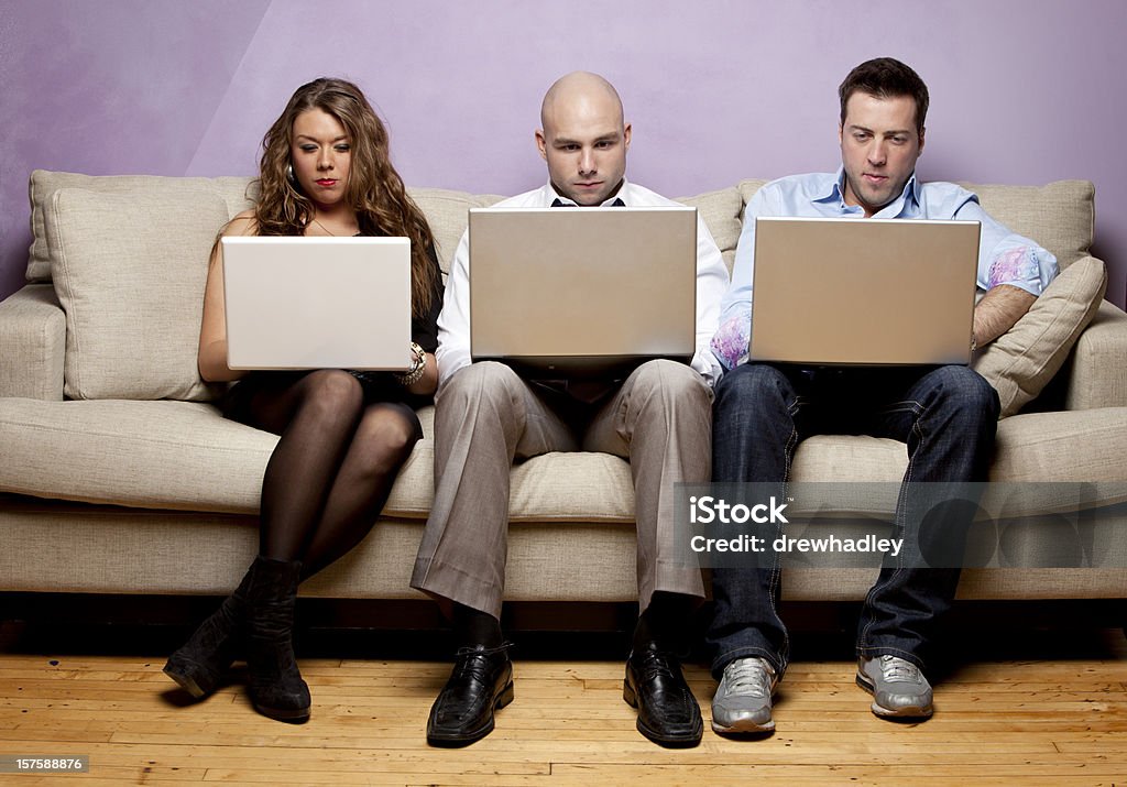 Социальные медиа, мужчин и женщин, отношений с диваном - Стоковые фото 20-24 года роялти-фри