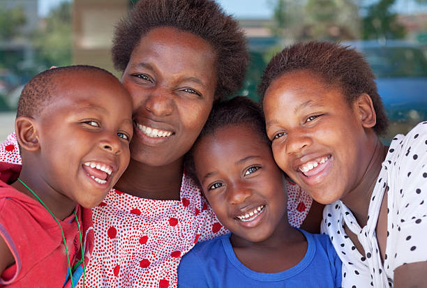 africana madre y niños - familia con tres hijos fotografías e imágenes de stock