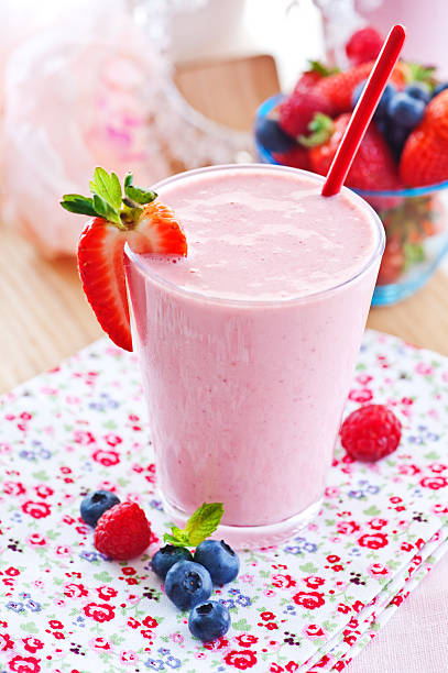 smoothie dans un cadre - cocktail à la fraise photos et images de collection
