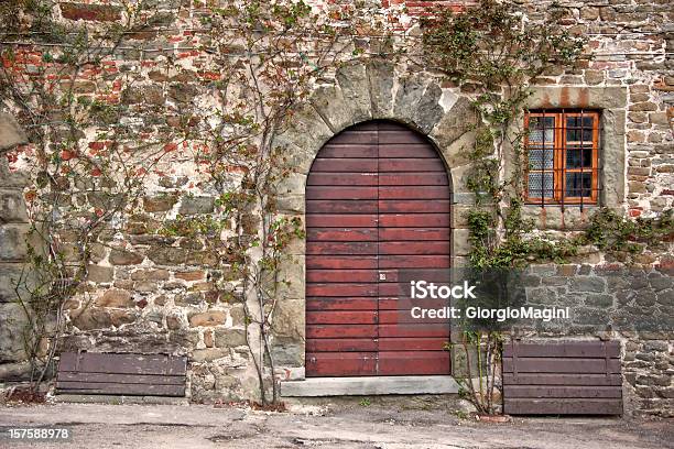 Puerta De Madera Clásica En Stonewall Región De Chianti En La Toscana Foto de stock y más banco de imágenes de Adoquinado