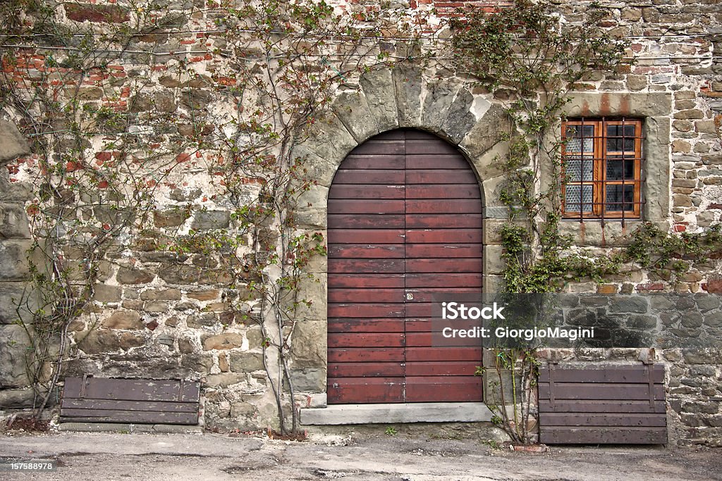 Classico porta in legno su Stonewall, regione del Chianti, in Toscana - Foto stock royalty-free di Acciottolato