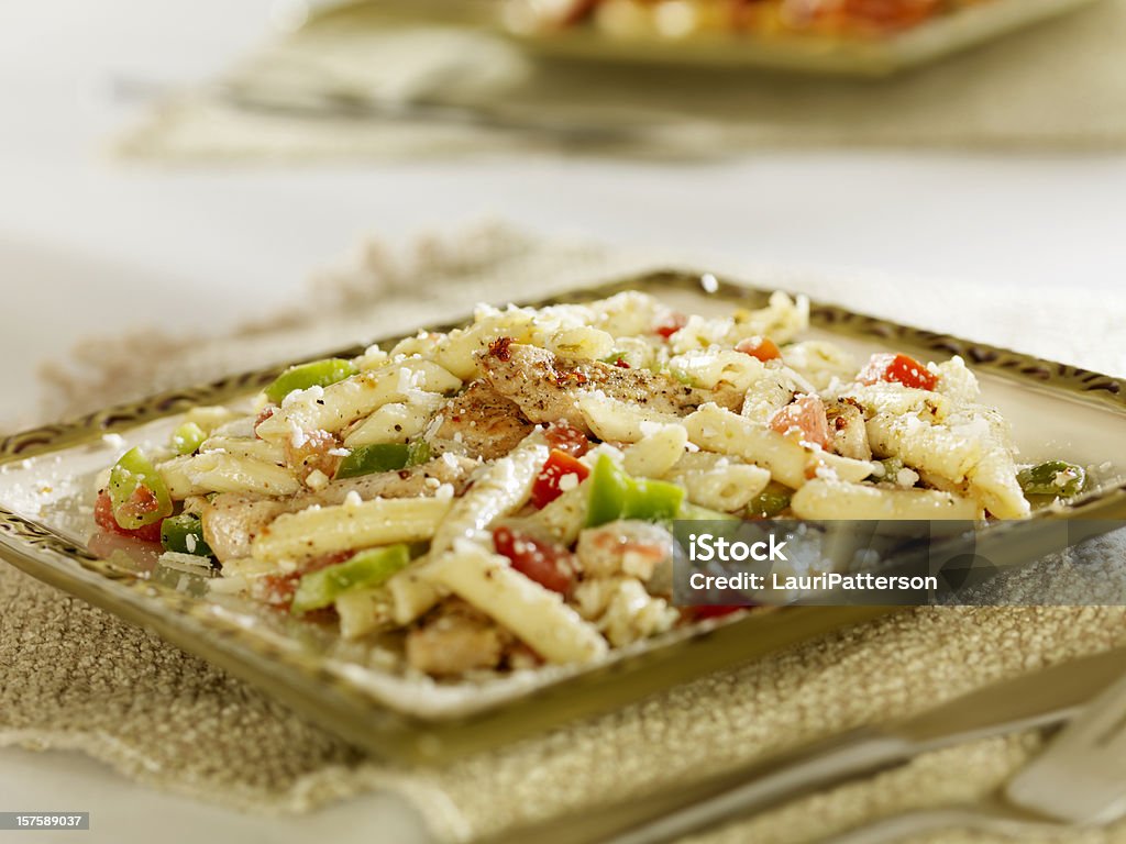 Griega ensalada de Pasta con pollo a la parrilla - Foto de stock de Pollo libre de derechos