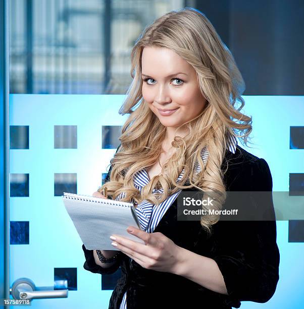 Sonriente Joven Mujer Tomando Notas Foto de stock y más banco de imágenes de Adulto - Adulto, Adulto joven, Alegre