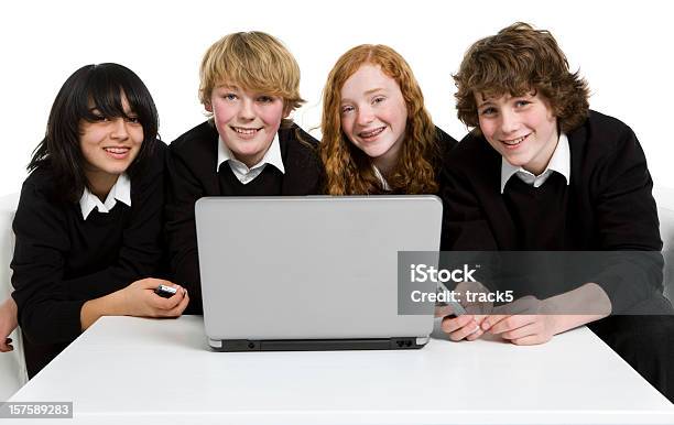 Principios Teen Estudiantes Estudios De Ordenador Foto de stock y más banco de imágenes de Ordenador portátil - Ordenador portátil, Adolescente, Aprender