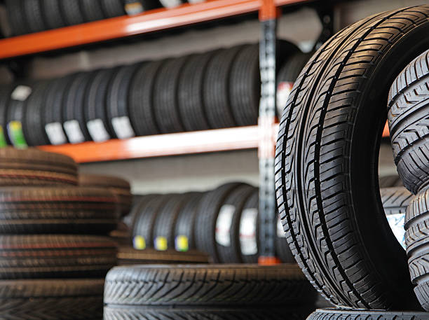 новые шины - tire auto repair shop part of vehicle stack стоковые фото и изображения
