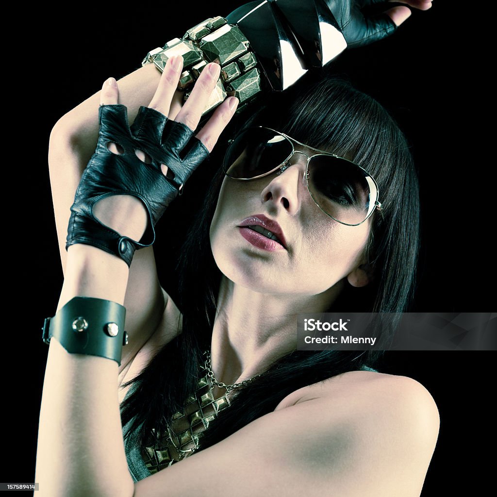 Sensuale donna con occhiali da sole, guanti in pelle e metallo bracciale in posa - Foto stock royalty-free di Donne