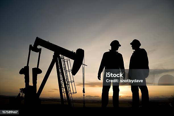 Plataforma Petrolífera Al Atardecer Foto de stock y más banco de imágenes de Petróleo - Petróleo, Alberta, Bomba de petróleo