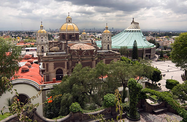 basílica de guadalupe in mexico city - smog mexico mexico city air pollution stock-fotos und bilder