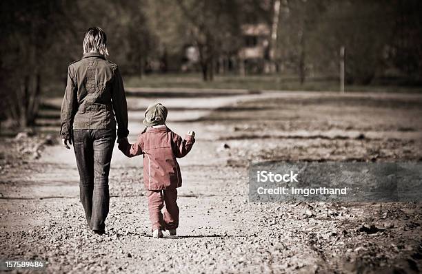 Madre Y Niño Foto de stock y más banco de imágenes de Adulto - Adulto, Adulto joven, Agarrados de la mano