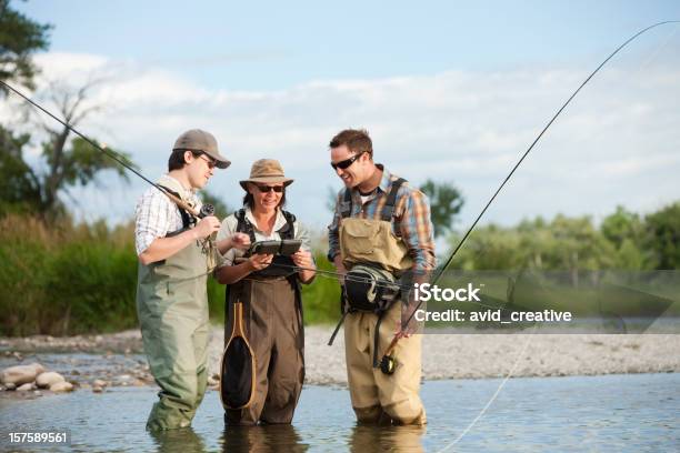 Freunde Fliegenfischen Zusammen Stockfoto und mehr Bilder von Angeln - Angeln, Fischen, Fliegenfischen