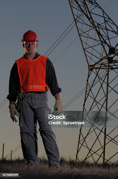 Trabalhador Contra O Utilitário De Postes Mcu - Fotografias de stock e mais imagens de Eletricidade - Eletricidade, Engenheiro de Manutenção, Alta Voltagem