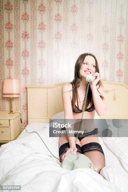 Photo libre de droit de Femme En Lingerie Avoir Drôle Telefon Appeler Sur Lit De Lhôtel banque d'images et plus d'images libres de droit de Adulte