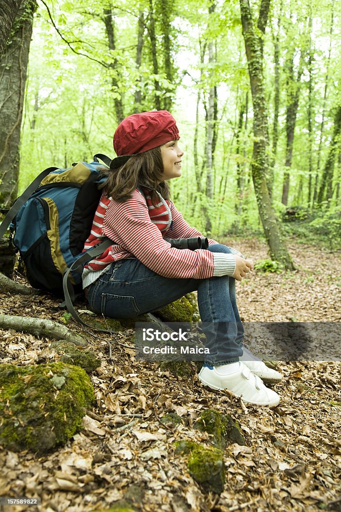 Dziewczynka w wycieczka w lesie - Zbiór zdjęć royalty-free (Dziecko)