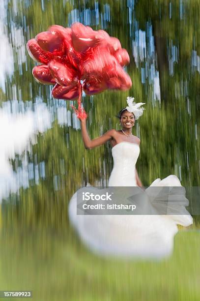 Noiva Segurando Balões - Fotografias de stock e mais imagens de 20-24 Anos - 20-24 Anos, Adulto, Balão - Enfeite