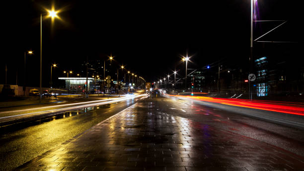 feu de voiture, de lumière, amsterdam - night wet road street photos et images de collection