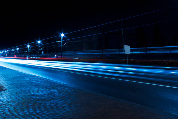 trilhas leves de carro, e amsterdã - road night street headlight - fotografias e filmes do acervo