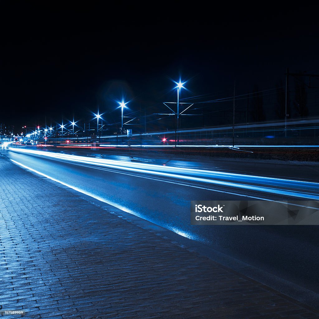 Tráfico de coches senderos de luz, Amsterdam - Foto de stock de Noche libre de derechos
