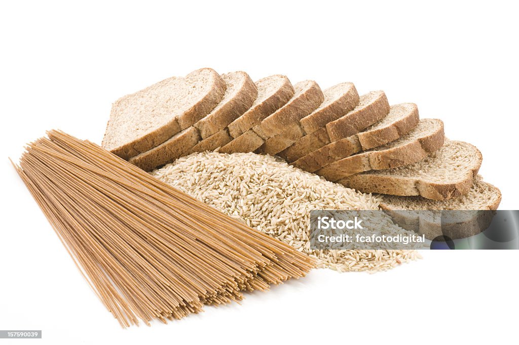 Pan, arroz y pasta de granos integrales sobre fondo blanco - Foto de stock de Pasta libre de derechos
