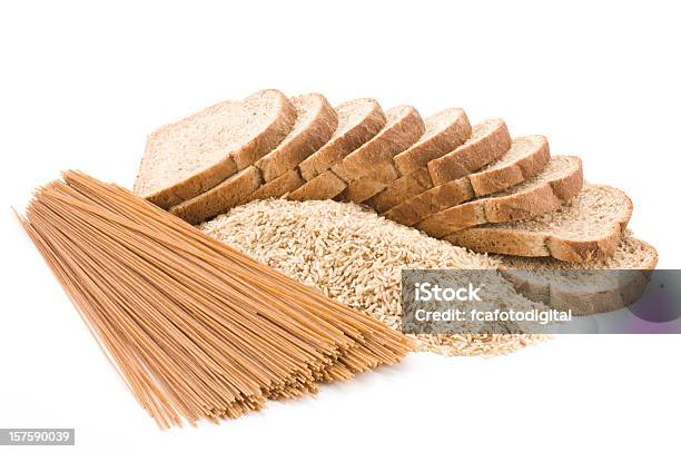 Pan Arroz Y Pasta De Granos Integrales Sobre Fondo Blanco Foto de stock y más banco de imágenes de Pasta