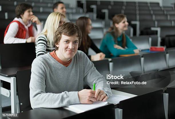 Foto de Retrato De Estudante Do Sexo Masculino Com Amigos Em Sala De Aula De Universidade e mais fotos de stock de Estudante