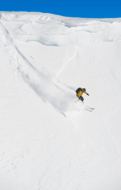 adoro esquiar na neve em pó - skiing winter sport powder snow athlete - fotografias e filmes do acervo