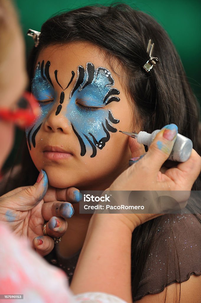 Menina recebendo seu rosto é pintado - Foto de stock de Tinta de Rosto royalty-free