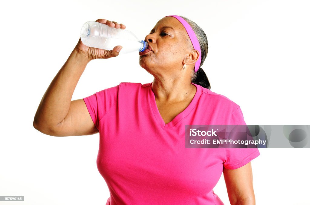 Agua potable de mujer madura negro Aislado en blanco - Foto de stock de 30-39 años libre de derechos