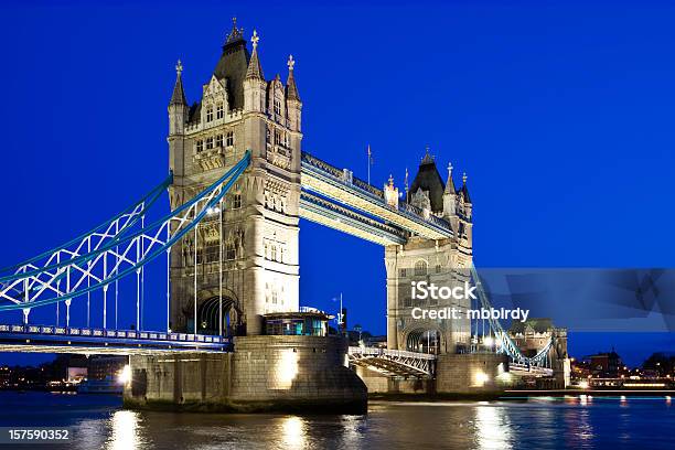 Foto de Tower Bridge Em Londres e mais fotos de stock de Arquitetura - Arquitetura, Azul, Azul escuro - Azul