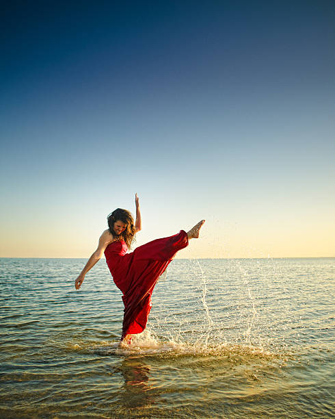 Vestido Largo De Playa - Banco de fotos e imágenes de stock - iStock Vestido Largo De Playa - Banco de fotos e imágenes de stock - iStock