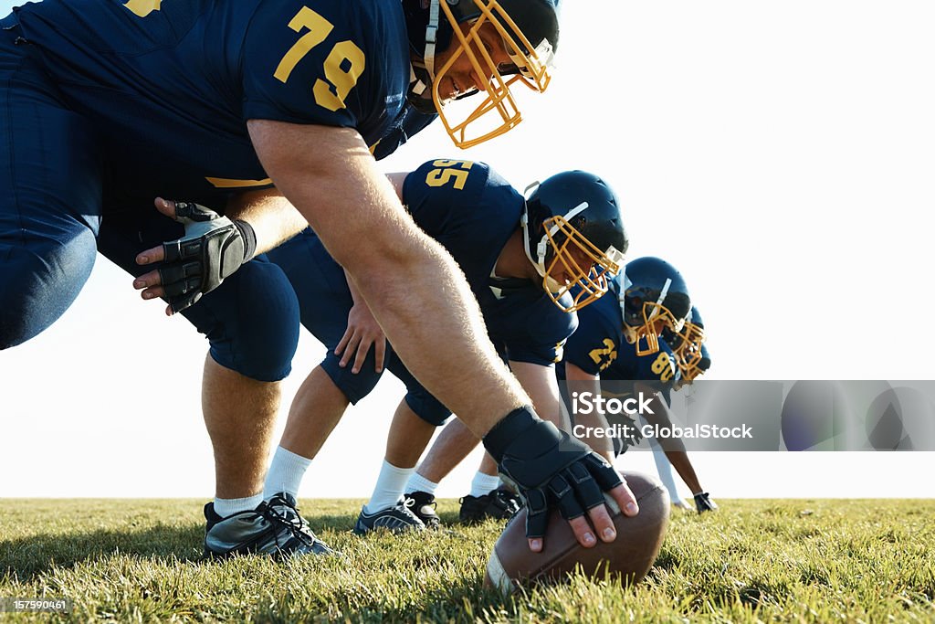 Giocatori di calcio di flessione in linea di partenza - Foto stock royalty-free di In fila