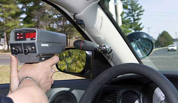 oficial de polícia com arma de radar uma unidade portátil - speeding ticket imagens e fotografias de stock