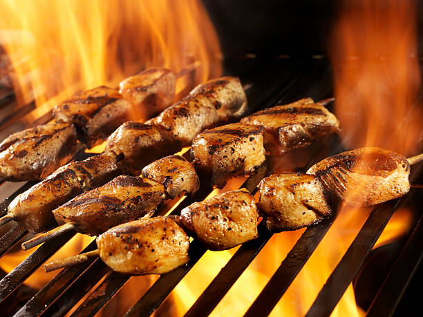 churrasco kabobs de frango teriyaki - grilled chicken chicken barbecue fire - fotografias e filmes do acervo