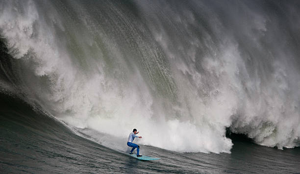ola de surf - big wave surfing fotografías e imágenes de stock