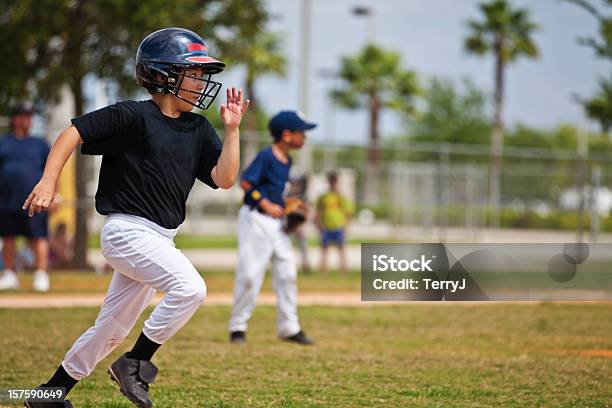 Photo libre de droit de Joueur De Baseball banque d'images et plus d'images libres de droit de Ligue jeunes de baseball et softball - Ligue jeunes de baseball et softball, Casque de baseball, Coup de circuit