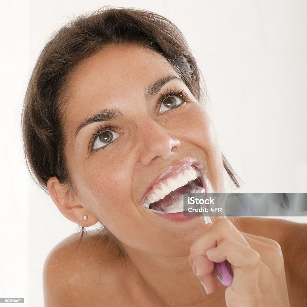 Красота чистить ей зубы (XXXL - Стоковые фото Мыльная пена роялти-фри