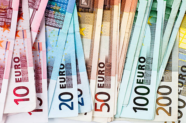 notas de euro em uma linha - todas as unidades monetárias europeias imagens e fotografias de stock
