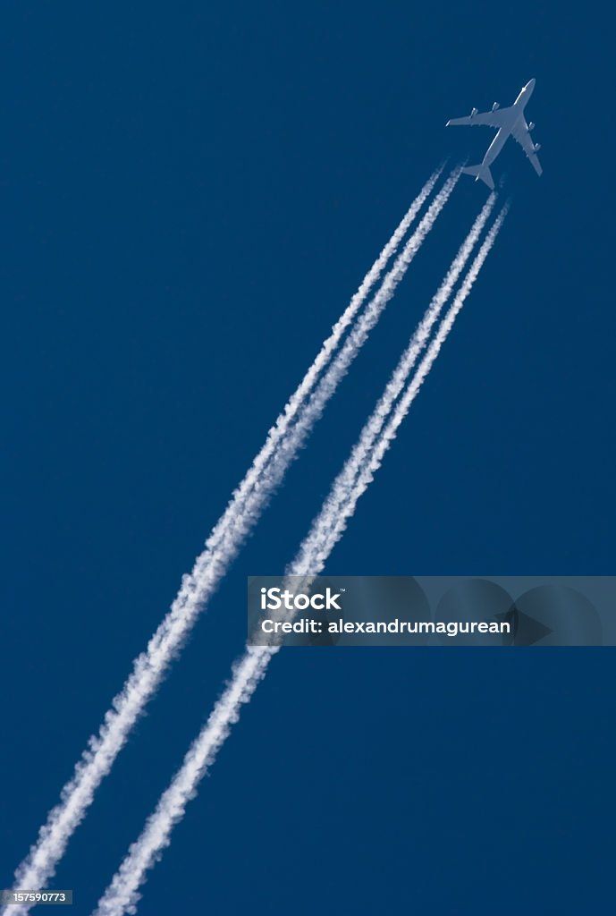 Avião deixando Contrail - Foto de stock de Avião royalty-free