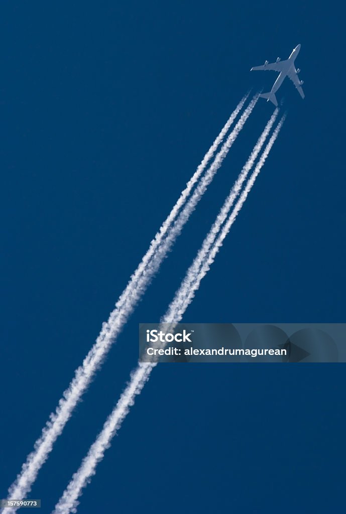 Самолет оставляя Contrail - Стоковые фото Вертикальный роялти-фри