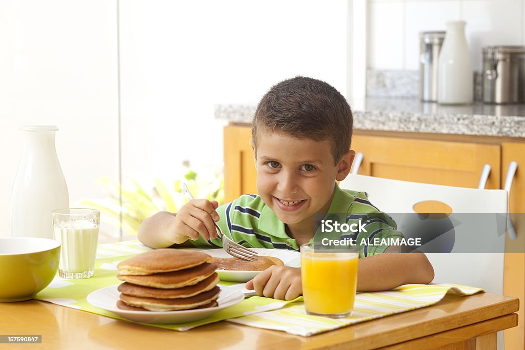Niño de una comida (desayuno - Foto de stock de Crep libre de derechos
