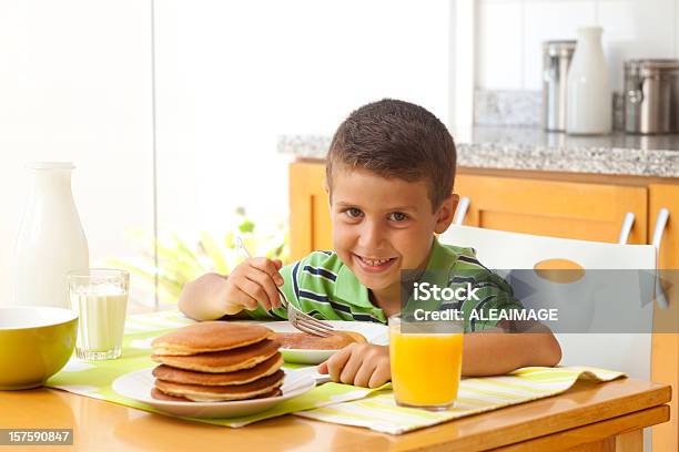 Niño De Una Comida Desayuno Foto de stock y más banco de imágenes de Crep - Crep, Niños, 6-7 años