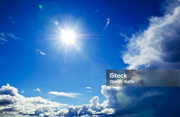 Energia Solare Naturale Di Energia - Fotografie stock e altre immagini di Guardare in su - Guardare in su, Orizzonte su terra, Ambientazione esterna